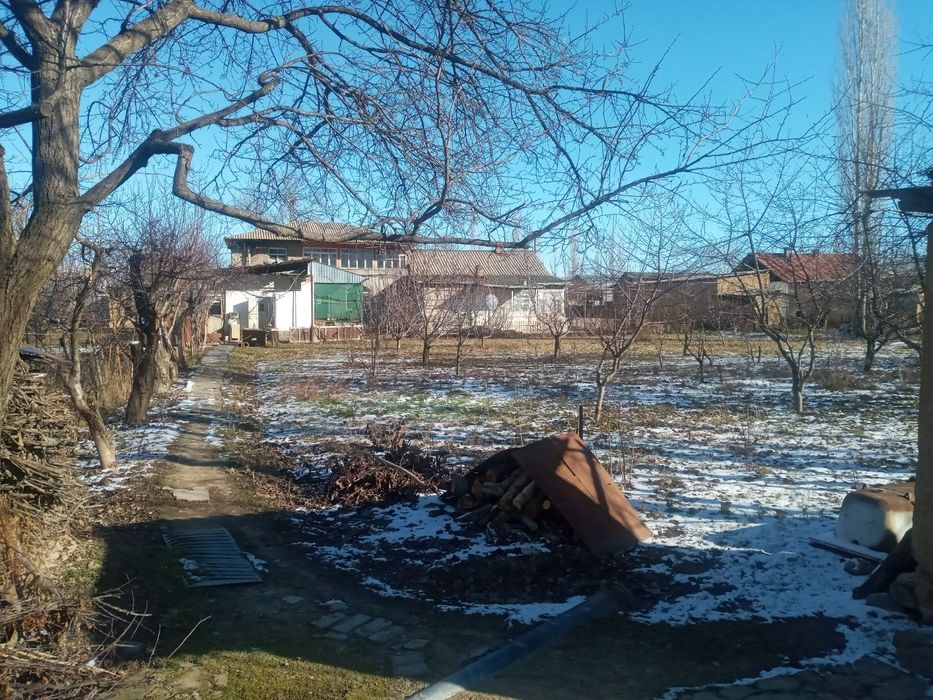 Уй жой сотилади 
25 соток ер
Газ свет сув хаммаси бор 
Канализация бор