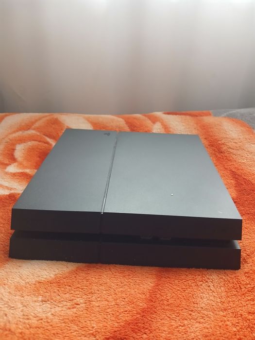 Vând ps4  stare buna  cu 5 jocuri 750 ron