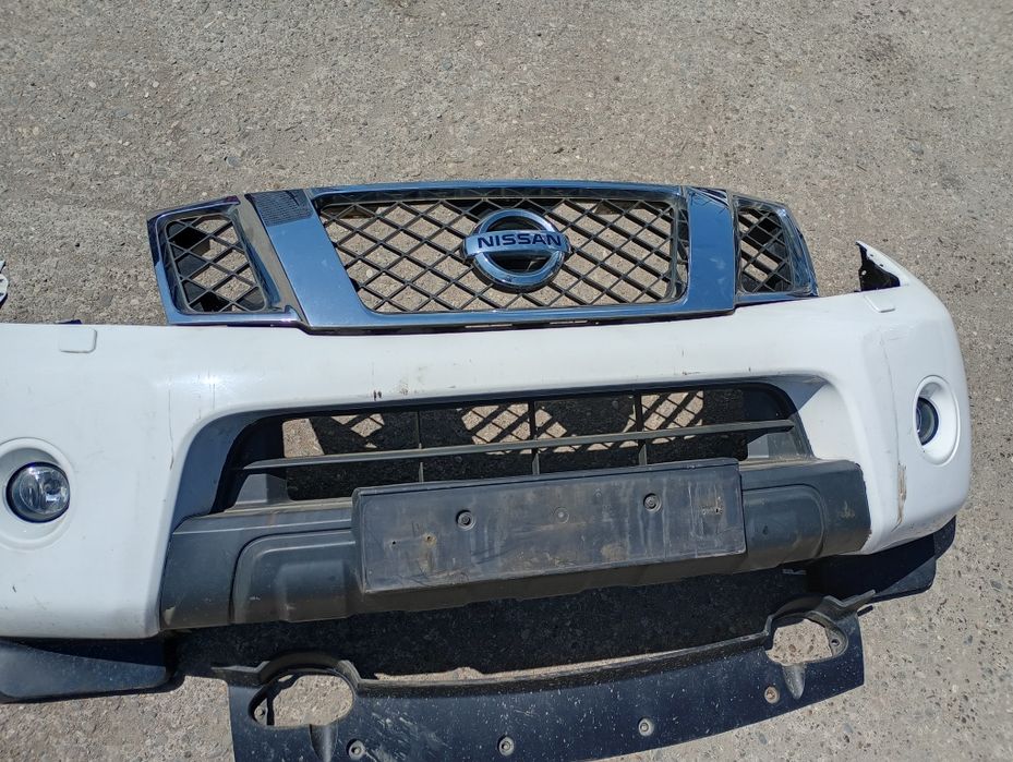 Bara fata completa cu proiectoare grile si spalator faruri Nissan Navara d40 facelift 2014 fara prinderi rupte sau alte probleme