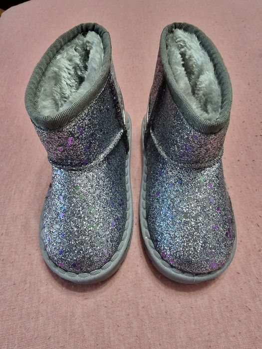 Чисто нови блестящи ботуши 26 номер