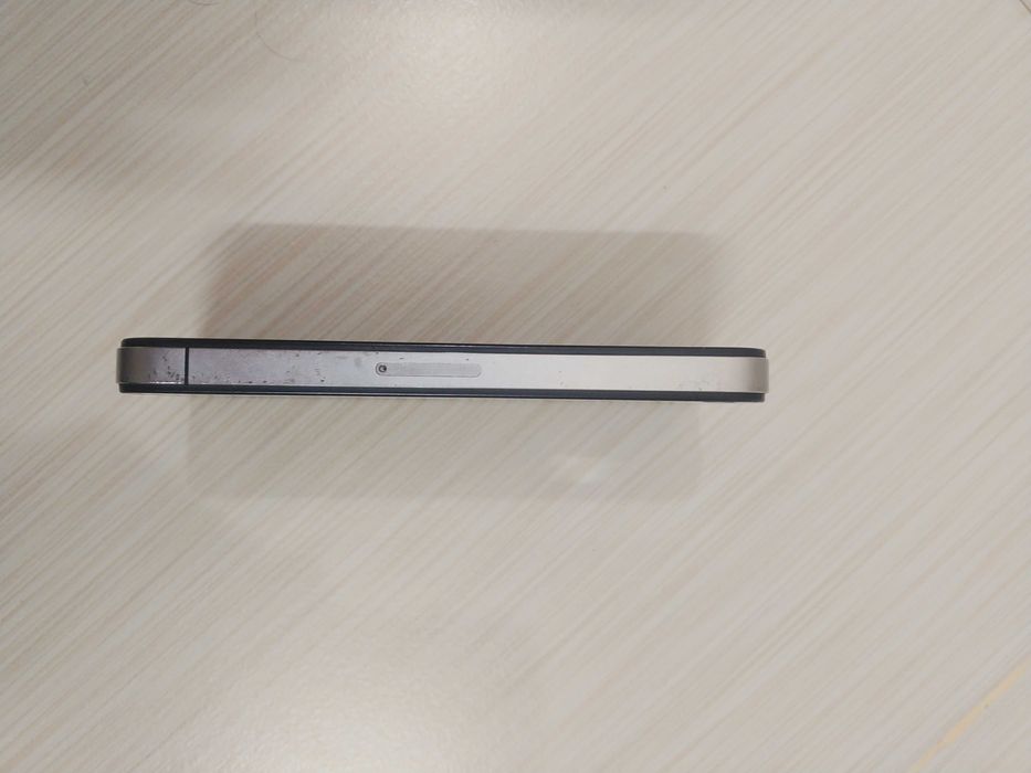 iPhone 4 + зарядно