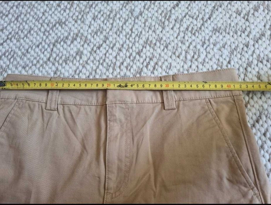Pantaloni bej cu crac larg de la Bershka
