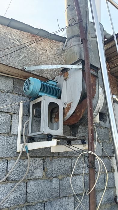 Продам вытяжку на 380 В