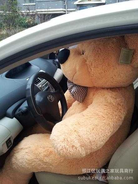 "Большой плюшевый медведь со скидкой: обнимай по выгодной цене!"