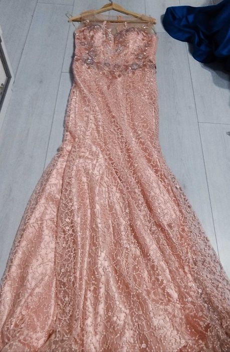 Роклите са носени по няколко часа