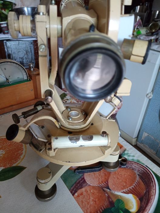 Teodolit model vechi din Germania stare perfectă