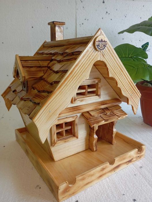 Ръчно изработена лакирана дървена къщичка за птици със стойка