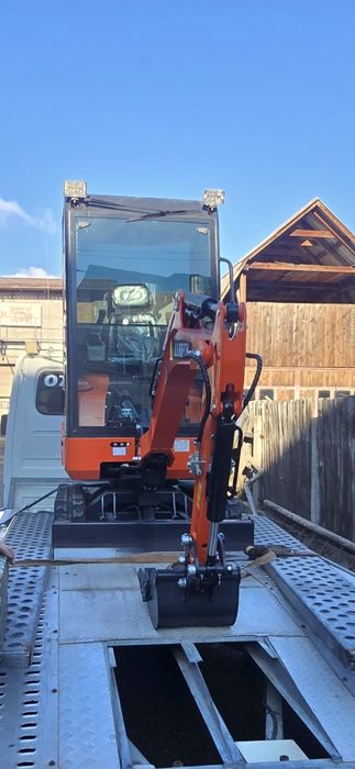 Miniexcavator  cu cabina