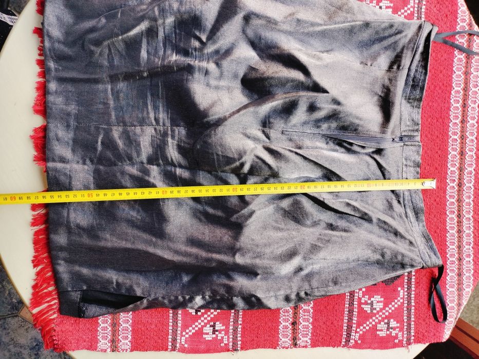 Fustă scurtă damă – Finisaj satinat gri-antracit, fermoar frontal și crăpătură laterală, mărimea L