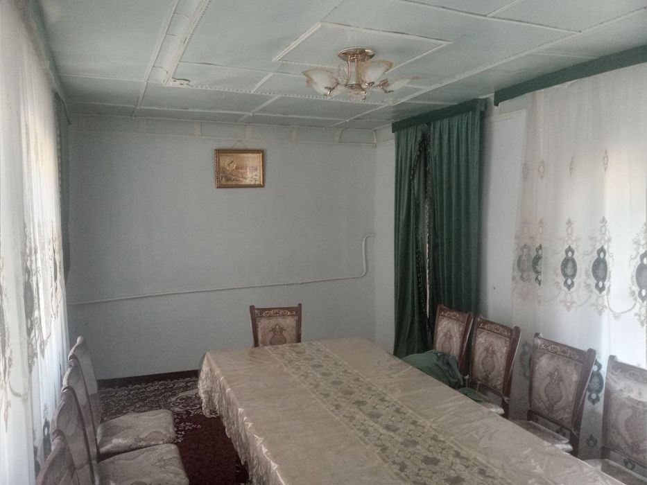 Uy sotiladi.1,5 sotix 3 xona 1 ta ayvon.