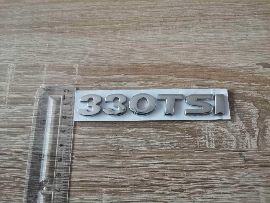 сребриста емблема Volkswagen 330 TSI