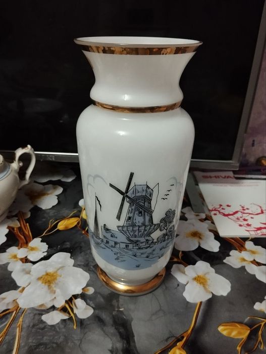 Ваза Чехословакия, молочное богемское стекло