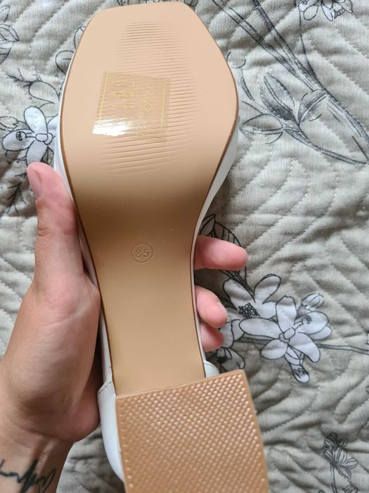 Sandale albe, marimea 39, noi.