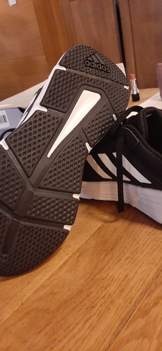 Adidasi adidas noi. Doar probați 40, 2/3. Potriviți la un picior 39