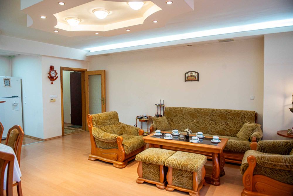 3-стаен (тристаен) 115 кв.м. – супер център, ул. Гладстон