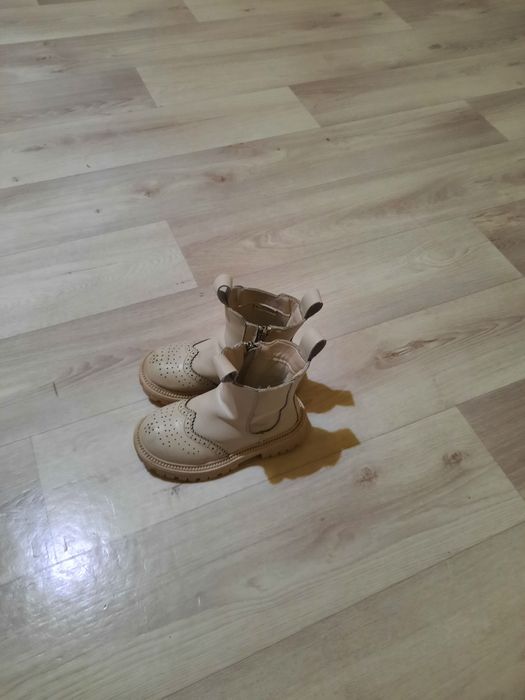 Продам демисезонные ботинки девочк