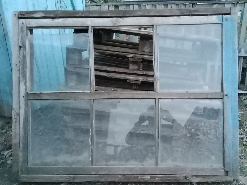 Деревянный окно с коробкой