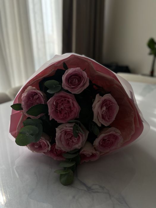 Букет нежных розовых пионовидных роз.