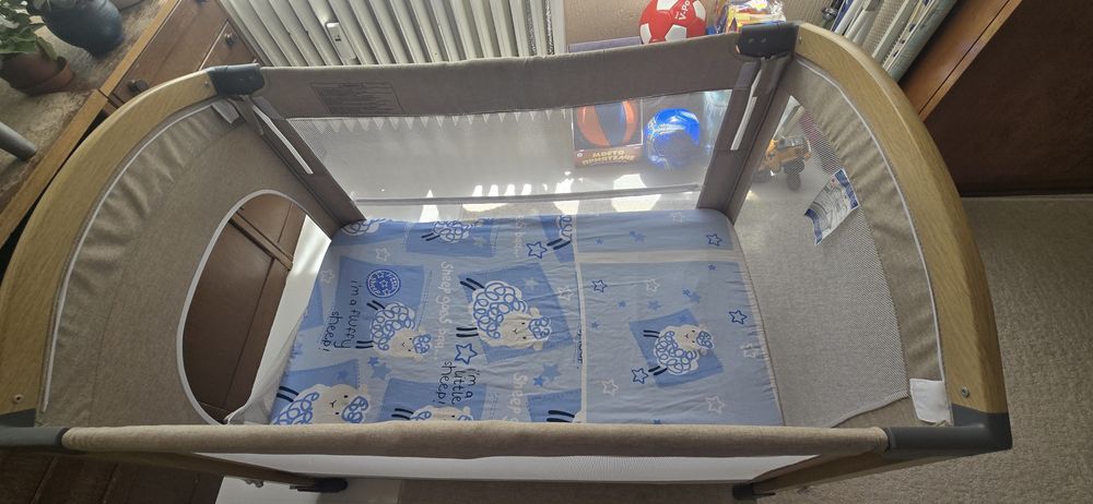 "Tender" на "Kikka Boo" е компактно сгъваемо легло на 2 нива