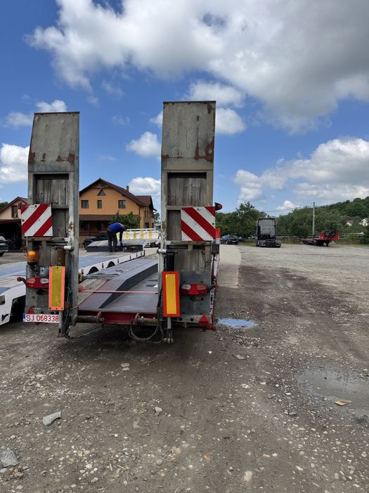 Trailer Fliegl cu rampe hidraulice