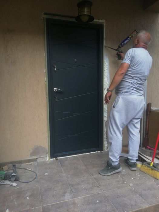 Montaj uși de curte exterior, metalice uși interior  vânzări uși