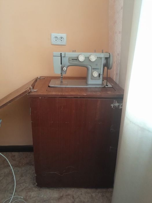 Срочно продам швейную машинку
