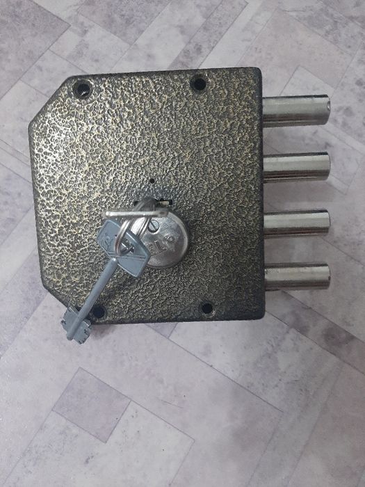 Продам врезной замок отличном состояние