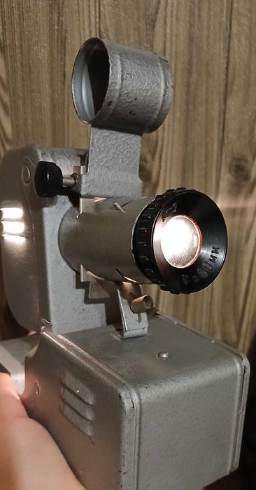 Прожекционен апарат с пет филмчета