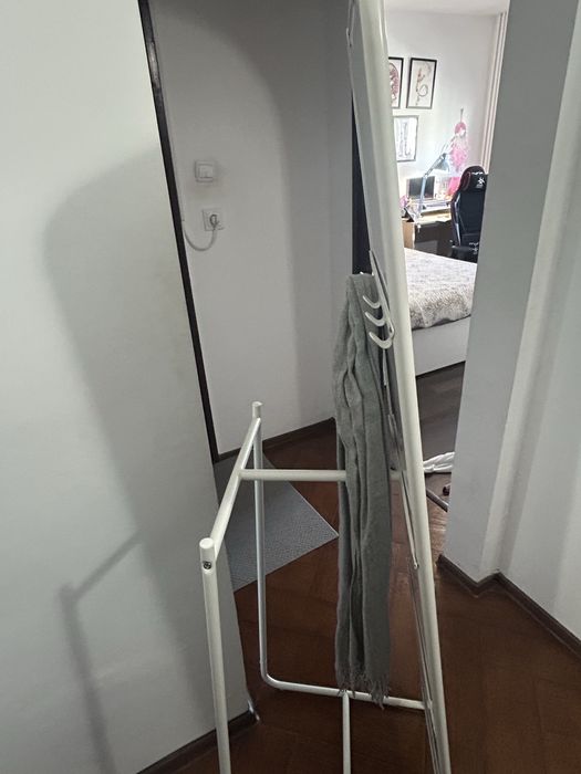 Oglindă mare cu suport pentru haine – modernă și practică