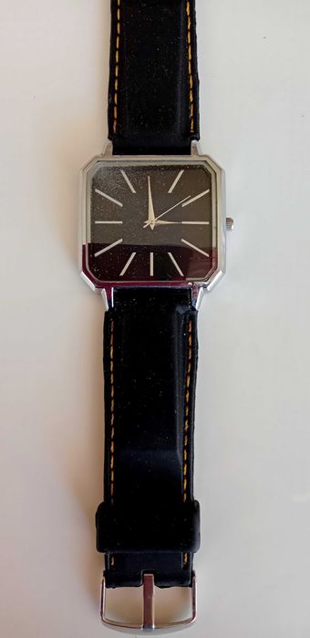 Часовник,работи,точен.