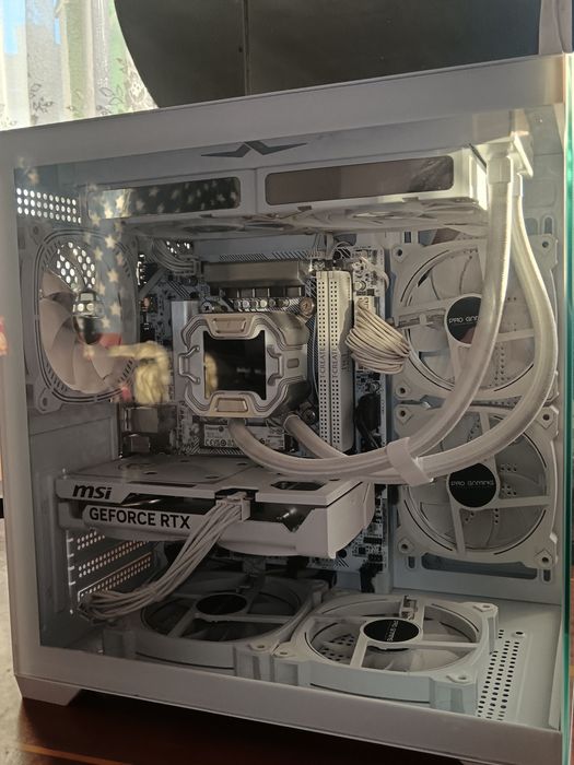 PC gaming white (alb) vand sau schimb