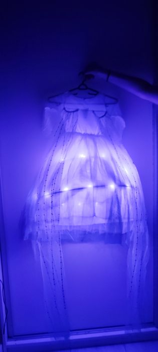 Светеща рокля на Елза с два подаръка светещ ластик и корона