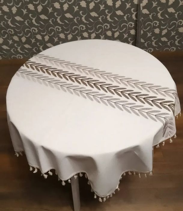 Кухонный стол со скатертью