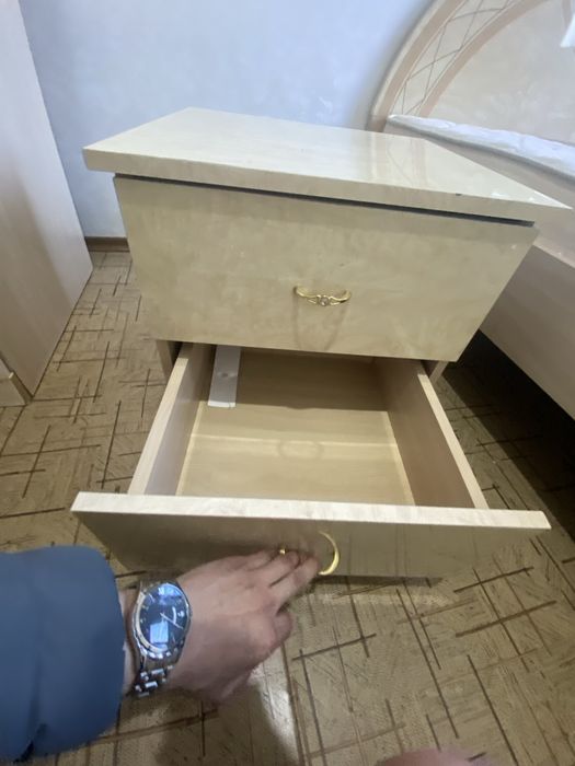 Тумбочка, шифонер, тумба