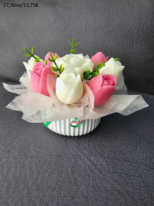 Букети с цветя от соев восък и ароматни свещи в керамични кашпи