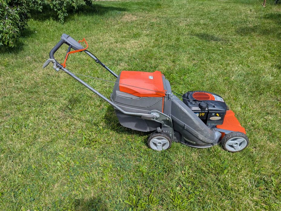 Masina de tuns iarba cu tractiune Husqvarna