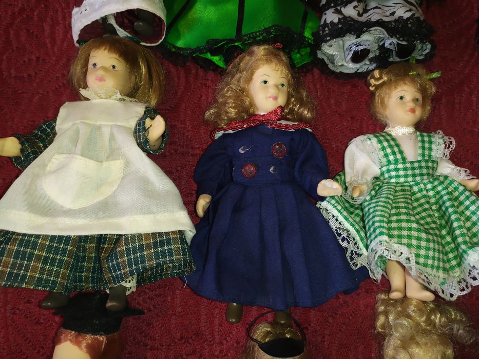 Кукли порцеланови - антикварни, останали 13 броя.