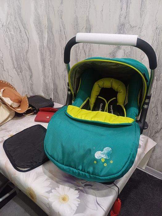 Продаётся фирменный авто люлька с базой