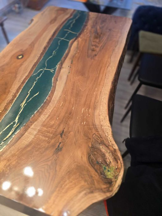 Masă de living unicat – lemn de nuc + rășină epoxidică