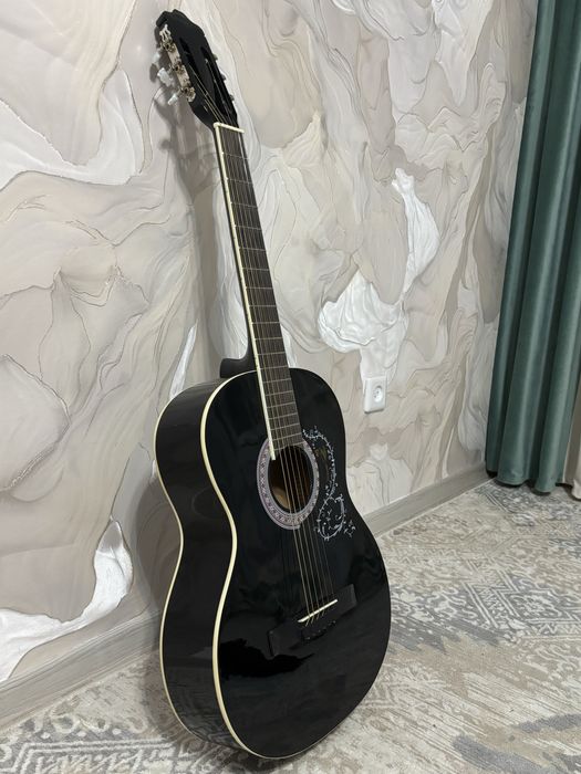 Продам гитару чехол в подарок