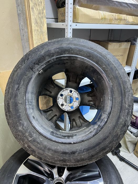 Продам оригинальные диски с шинами комплект