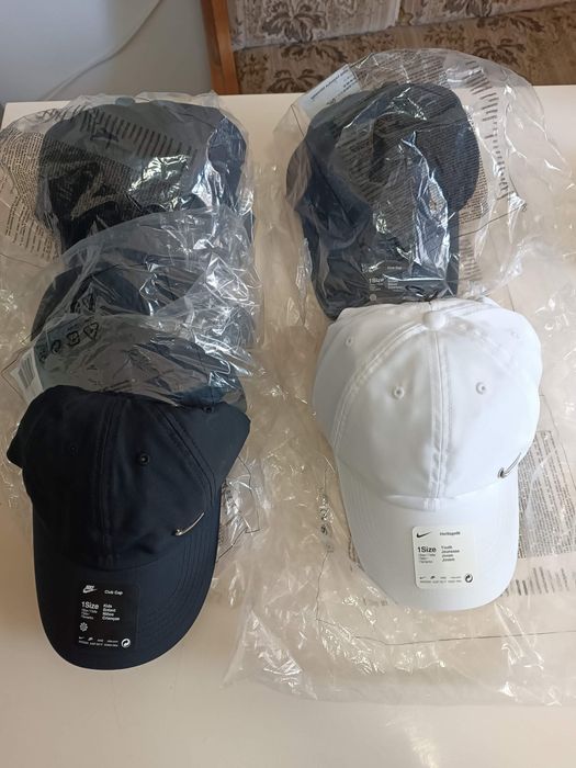 Vand sepci de la firma Nike