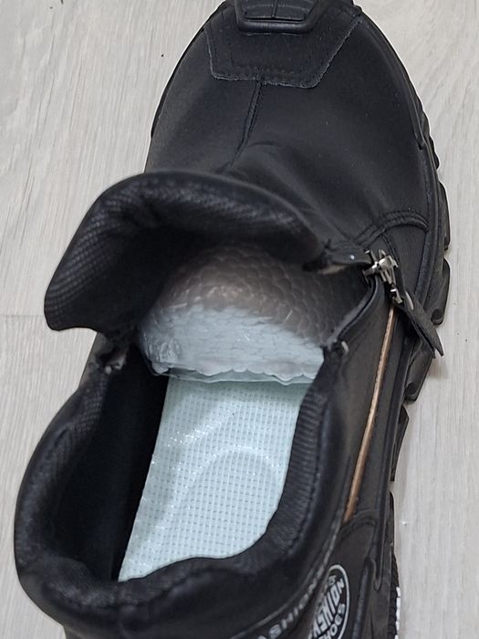 Продаются кроссовки на весну.