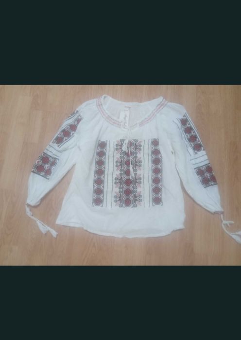 Ie tradițională nouă cu etichetă