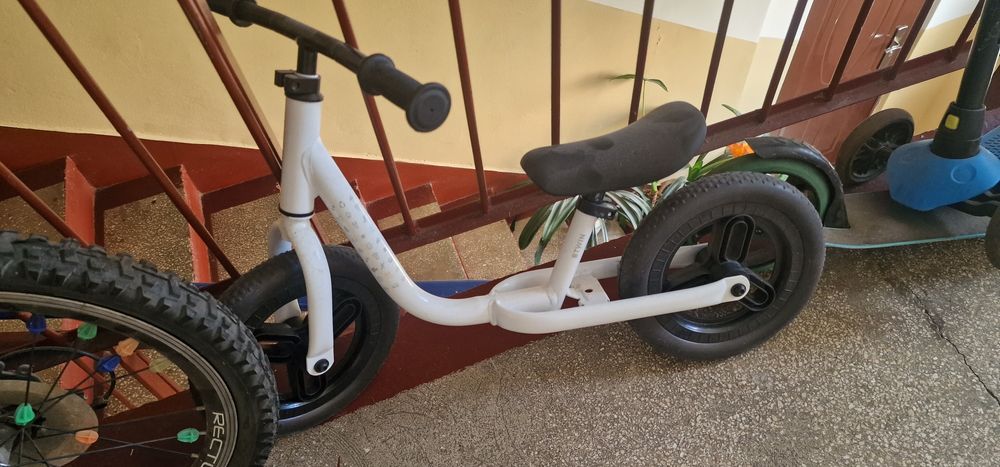 Bicicleta fără pedale, în stare perfecta, doar prafuita