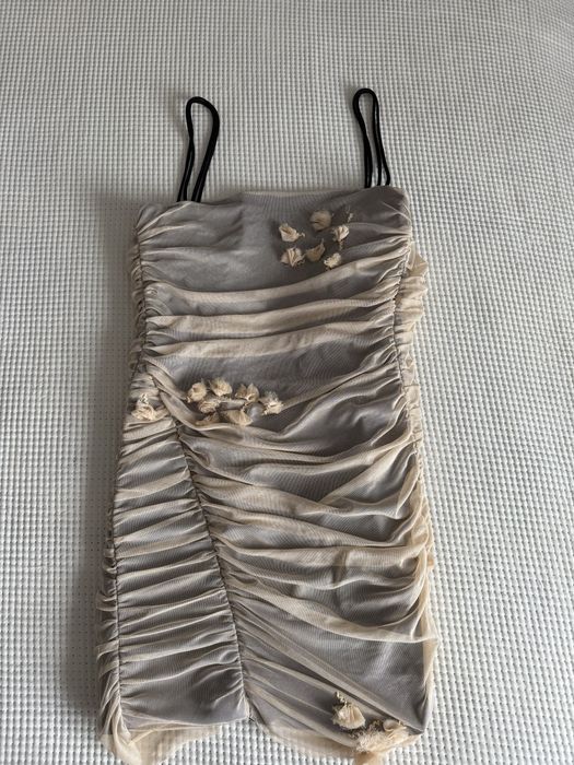 Елегантна къса рокля в нежен бежово-златист нюанс