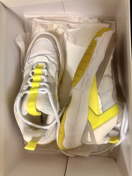 Sneakers purtati o data