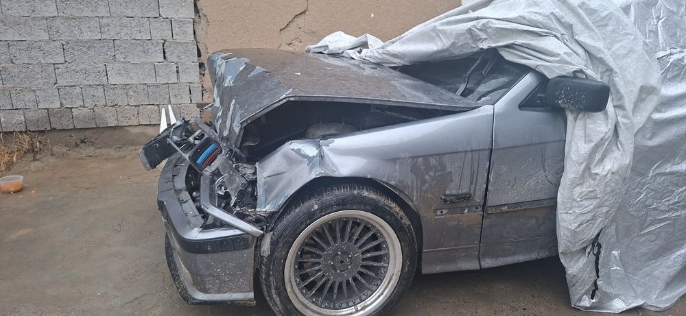 Bmw e36  sotiladi srochna pul kerak