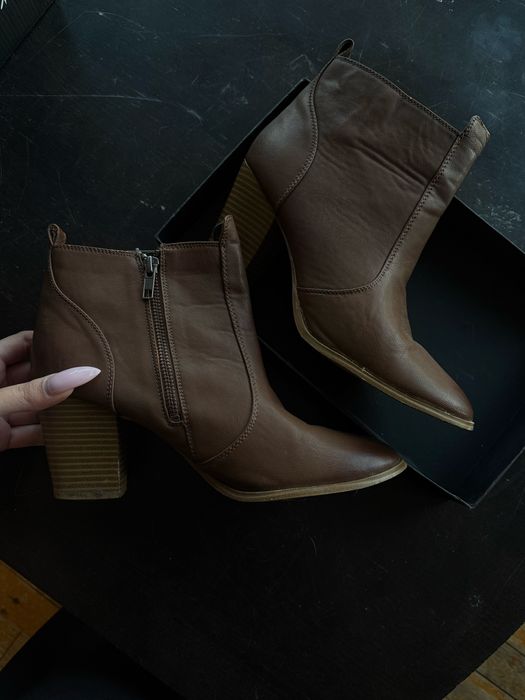 Дамски боти с висок ток