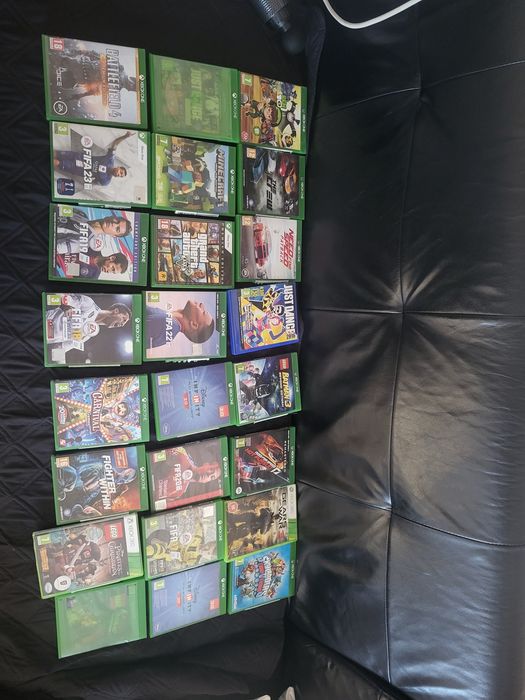 Продавам конзола xbox one с джойстик и игри